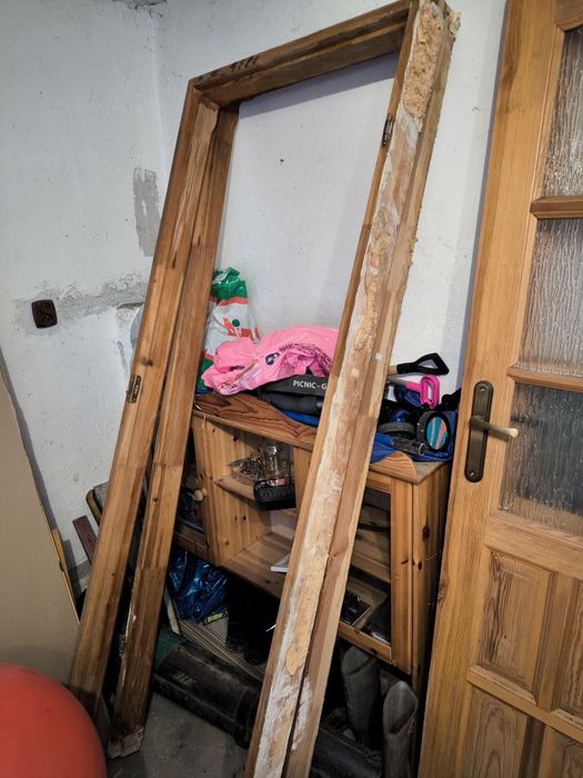 Drzwi drewniane z framugami