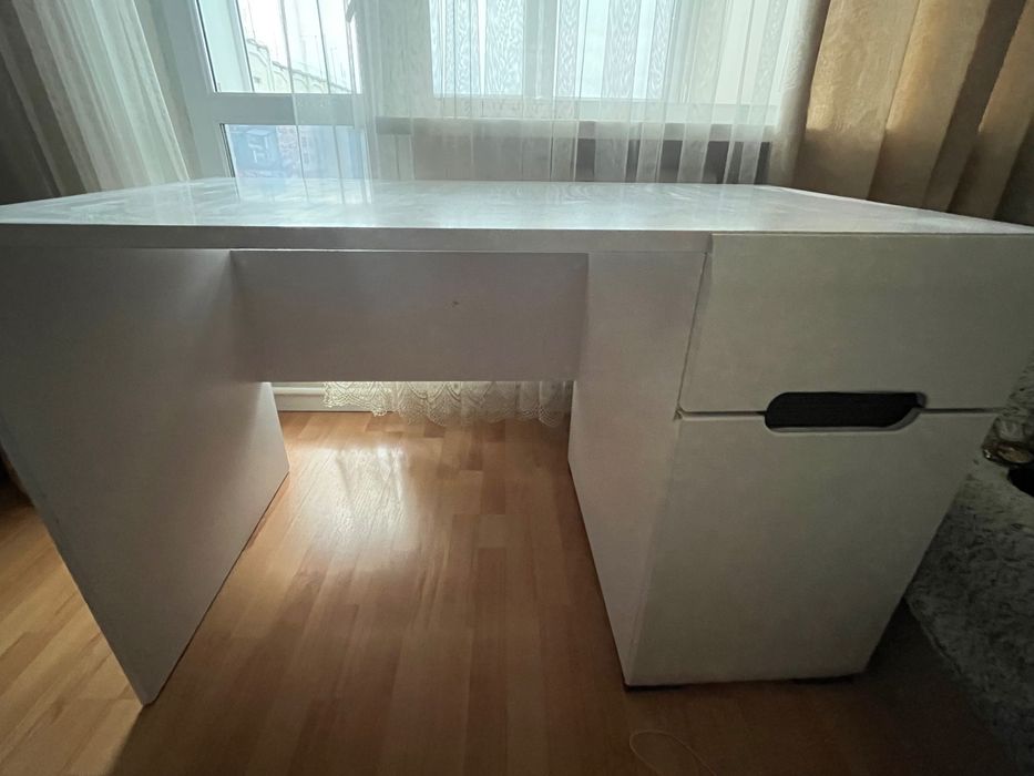 Стіл білий (письмовий)