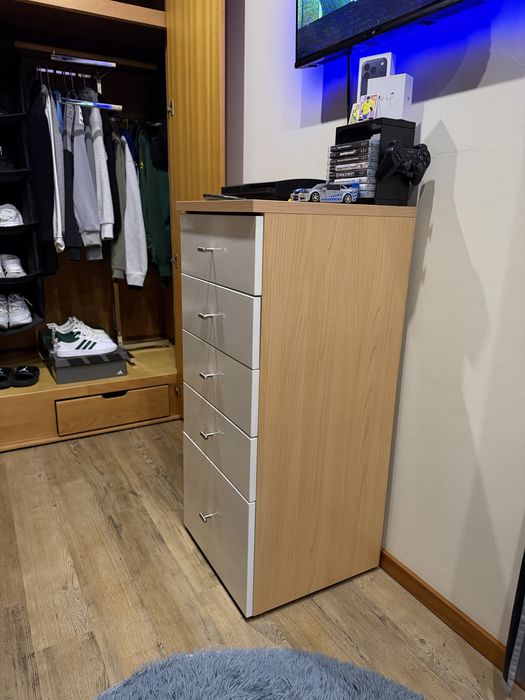 Cómoda com 5 gavetas