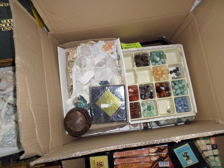 Coleção de minerais com centenas de rochas e cristais