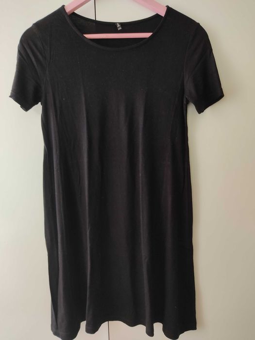 Czarna sukienka Stradivarius