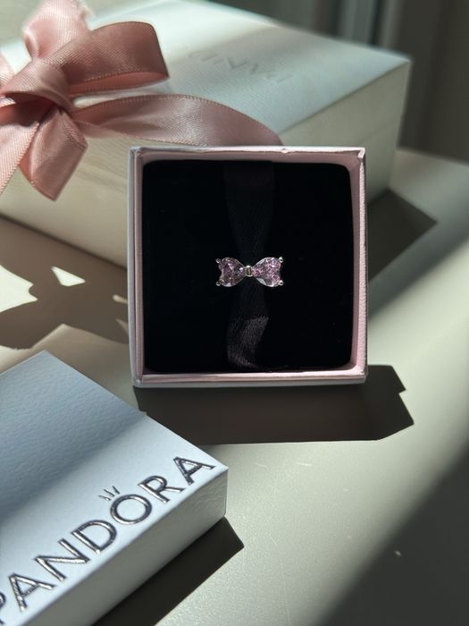 Srebrny charms kokardka S925
