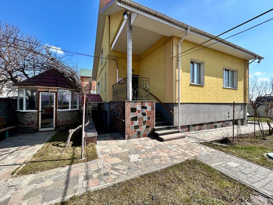 Продам будинок з гаражем і укриттям в центрі Бучі