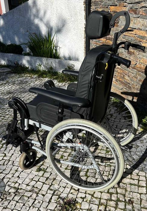 Cadeira de rodas manual de posicionamento Invacare Rea Clematis PRO