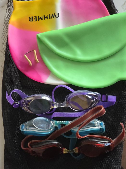 Шапочки та окуляри для плавання