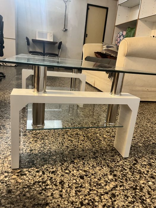 Mesa de branco e vidro