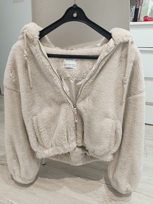 Futerko XS Bershka kremowe