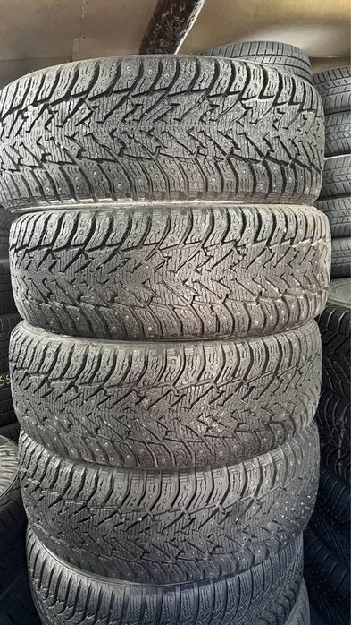 Комплект шиповоної зимової гуми 215/60/16