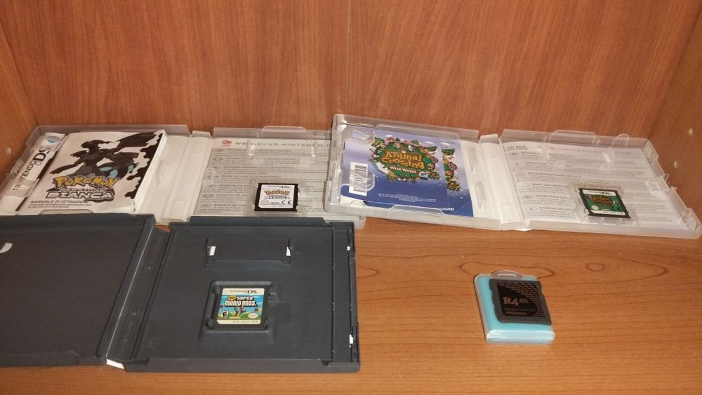 Pack Nintendo DS Lite Prata NÃO FUNCIONAL (Para Peças/Reparação) + Lote de Jogos (IT) + R4