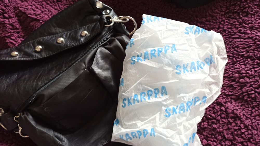 Mala/Pochete preto com tachas,PELE PURA marca SKARPPA