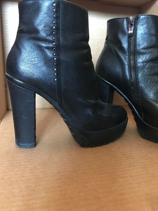 Botins Pretos com salto compensado