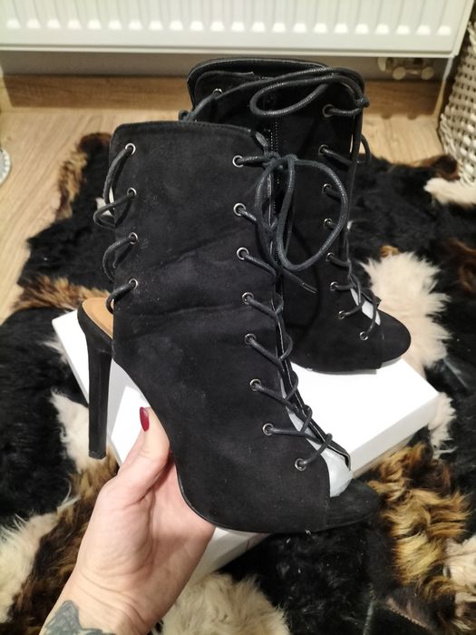 Czarne szpilki 39 wiązane