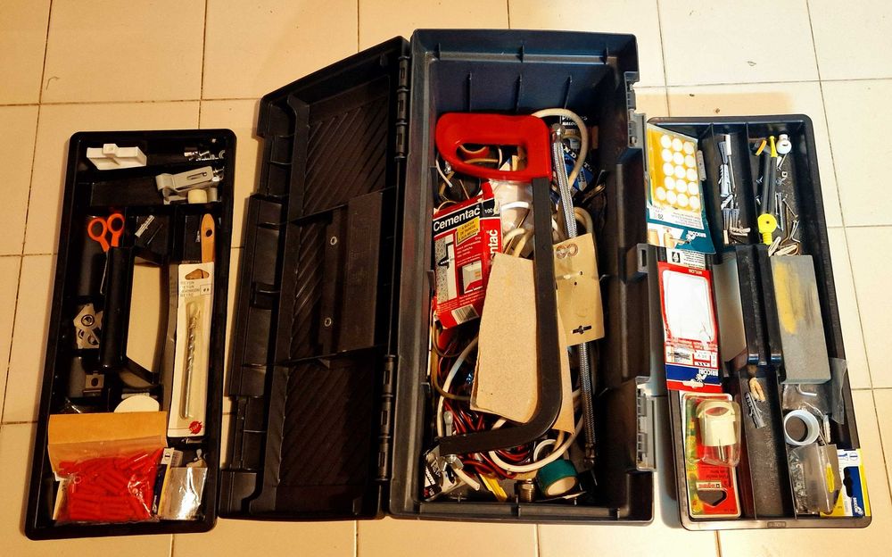 Caixa de ferramentas Curver com diversas ferramentas incluídas