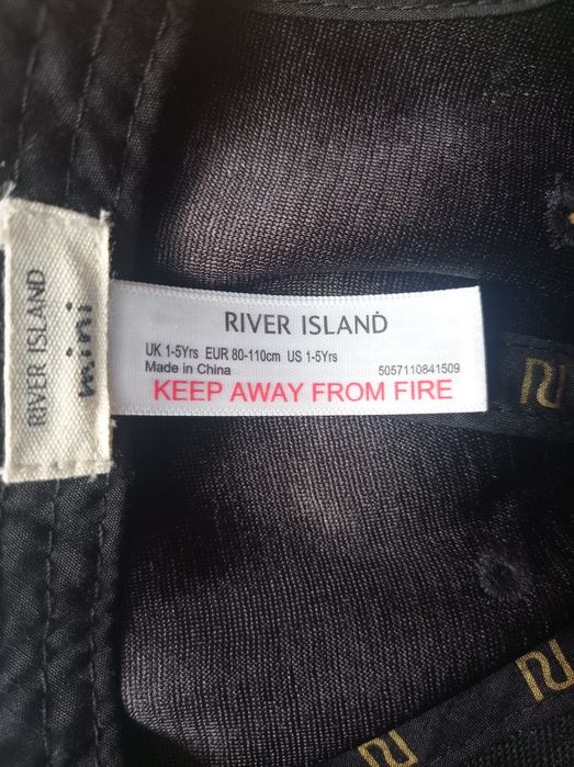 Czarna czapka z daszkiem River Island dla dziewczynki 1-5 lat.