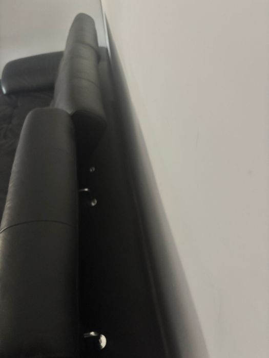 Sofá preto de cabedal