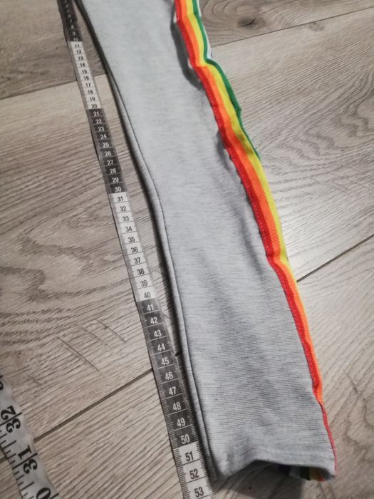 R. M szara bluza boohoo tęczowy lampas na rękawach