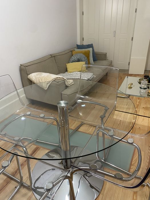 Mesa de jantar redonda e 4 cadeiras