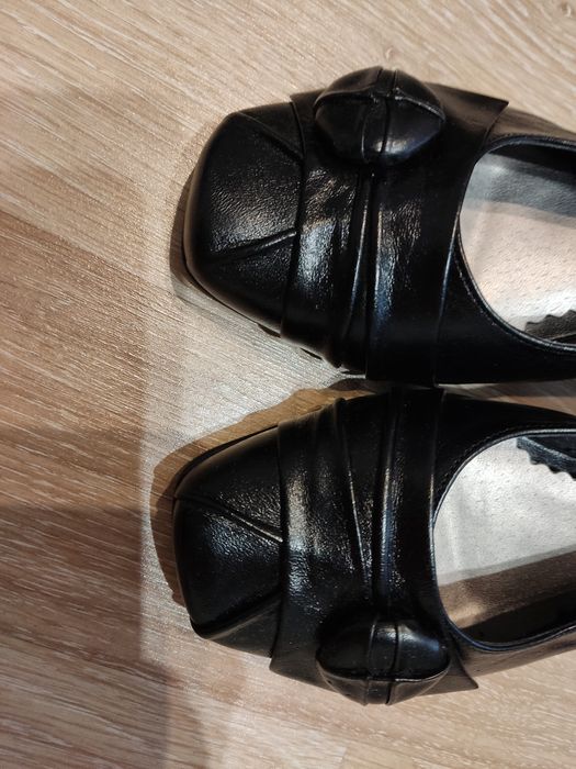 Czarne skórzane czółenka 36
