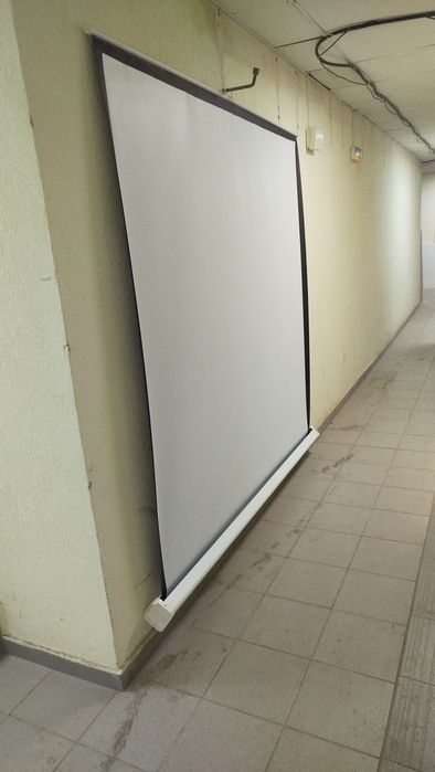 Проекційний екран бу стан задовільний