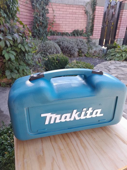 Шлиф машинка макита ВО5030 ,с кейсом . Оригинал.