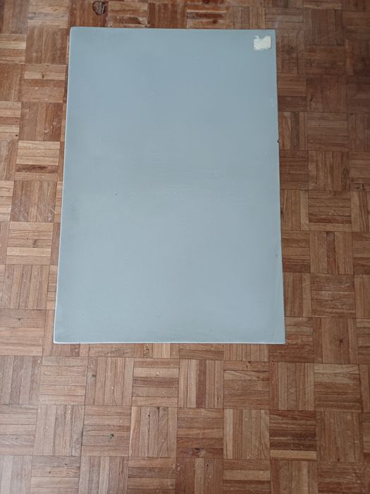 Mesa de apoio zarahome em bom estado de conservação.