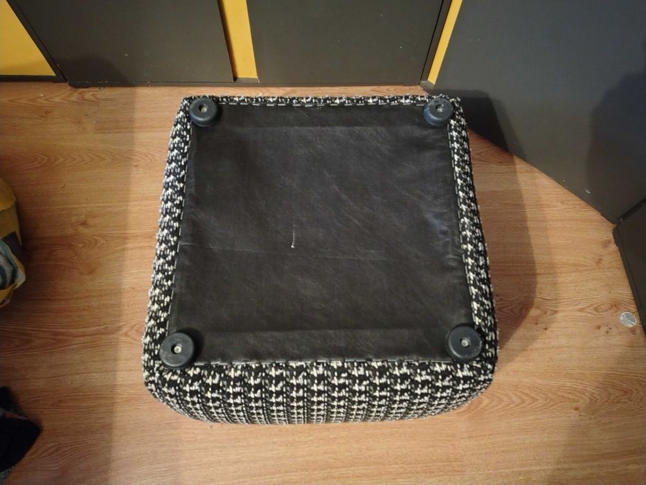 Czarno-biały Fotel z pufą