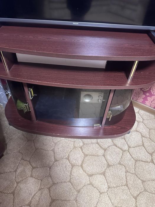 Продам тумбочку під телевізор.
