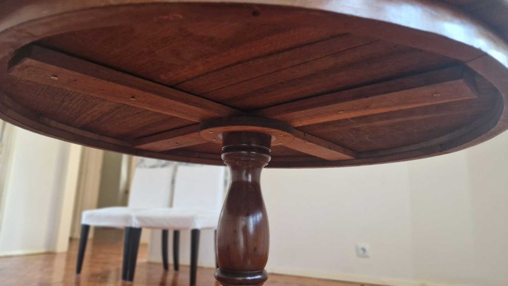 Mesa de jantar redonda, madeira Umbila (Moçambique)