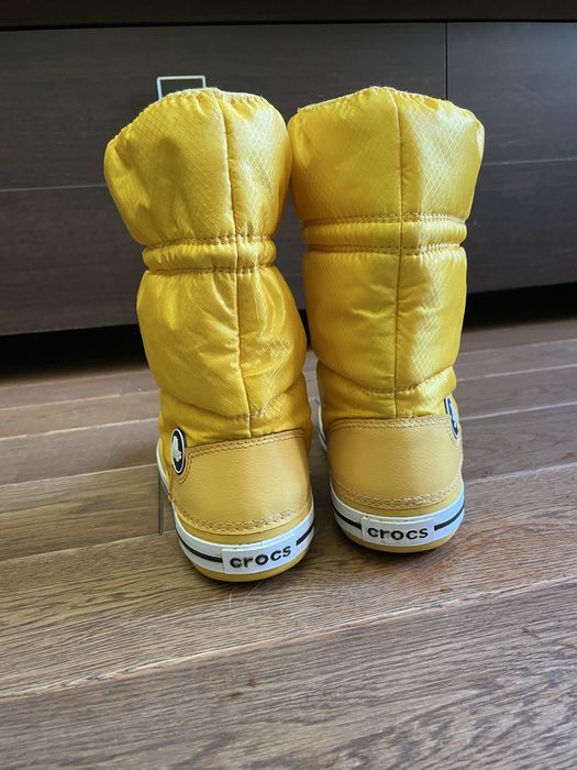 жовті гумові зимові чоботи crocs