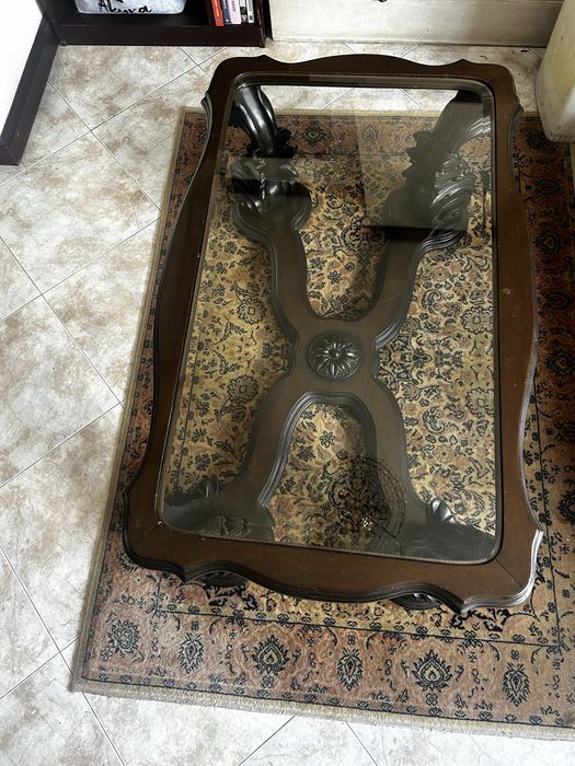 Mesa de centro com pernas trabalhadas