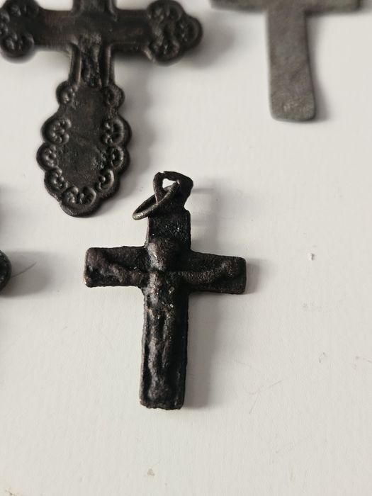 Крестики  разных периодов.