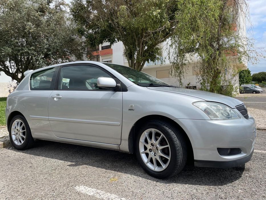 Toyota Corolla Hatchback E12U 1.4 VVT-i Full Extras + Jantes 16" + Bancos em Pele