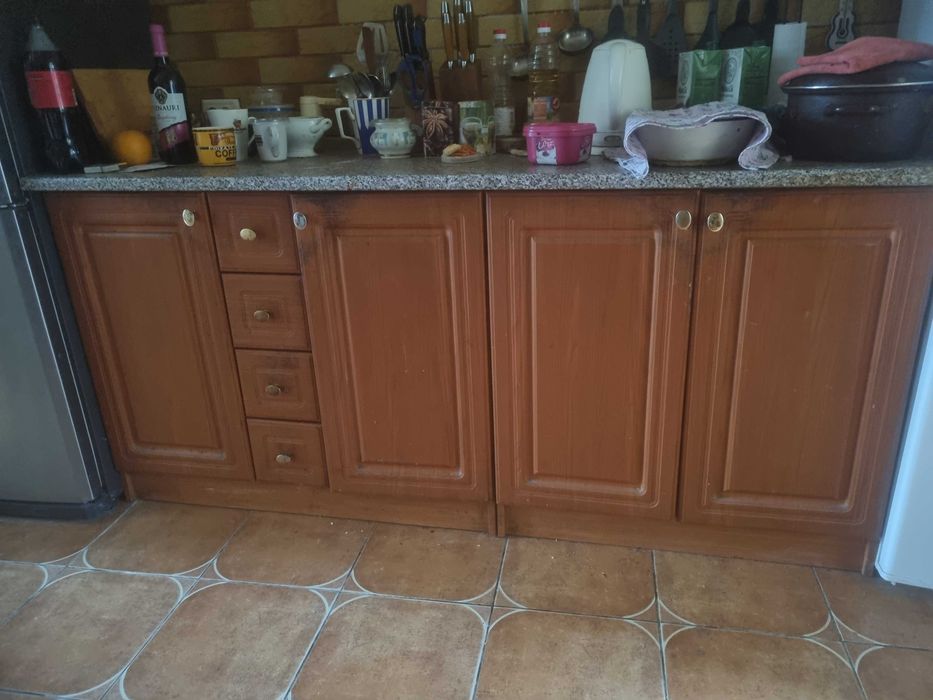 Кухонні меблі: дві тумби та три підвісні шафи