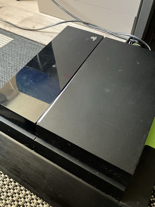 Playstation 4 500gb 23gry + 2 pady