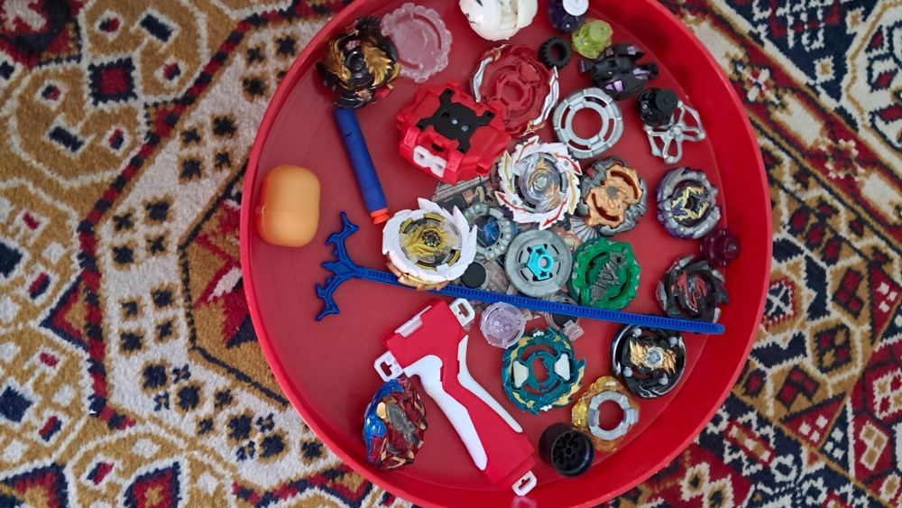 Іграшки різні. Бейблейди, бакуган. Beyblayde, Bakugan.