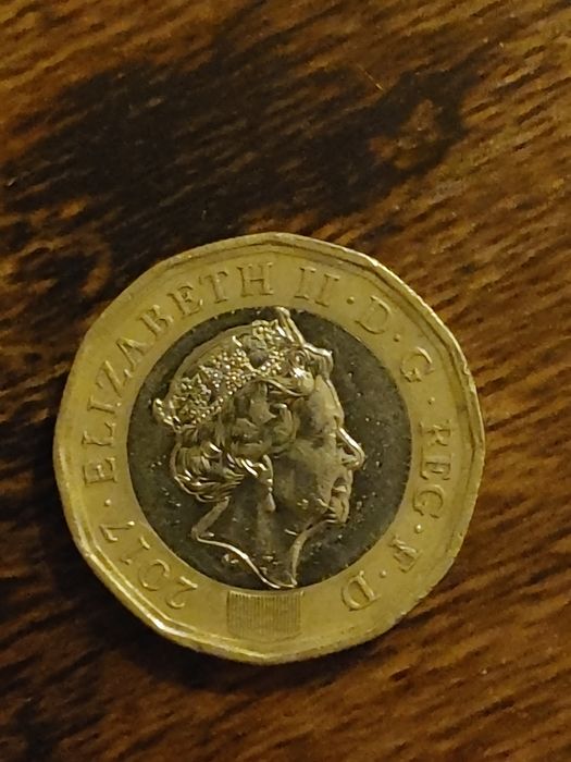 Moneta ELIZABETH II one pound rok 2017