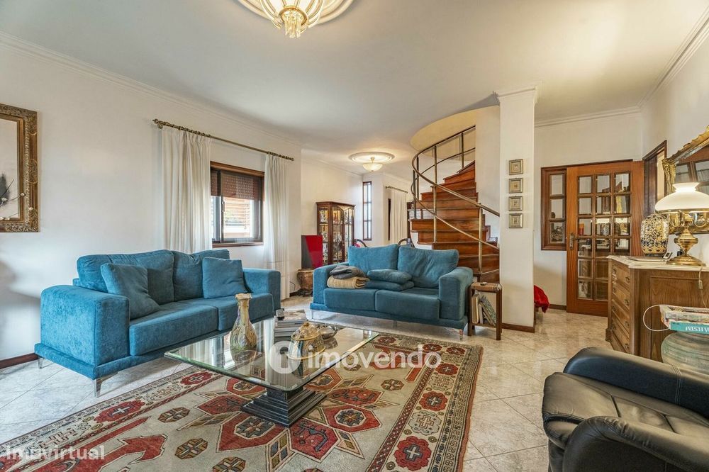 Moradia T4 com áreas amplas, garagem e jardim, na Maia