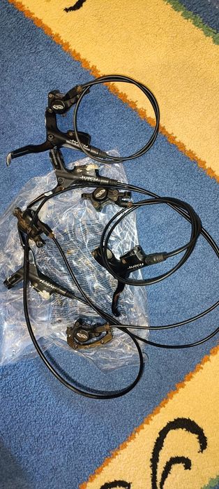 Dois pares de travões de disco AVID