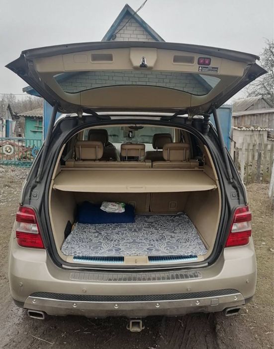 Автомобіль Mercedes-Benz ML350