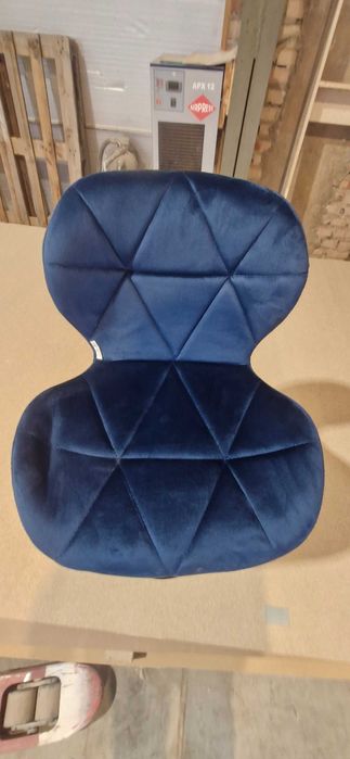 Sprzedam hokery welurowe.