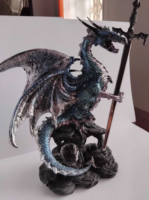 Estatueta Dragão Fantasia com Espada – Pintada à Mão