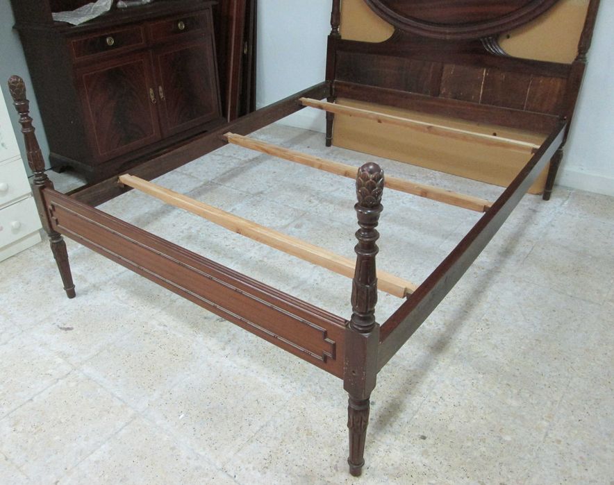 Cama e mesas de cabeçeira estilo Inglês