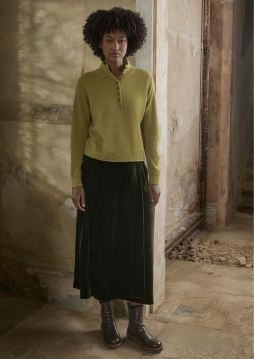 Светр з застібнутим коміром на ґудзики