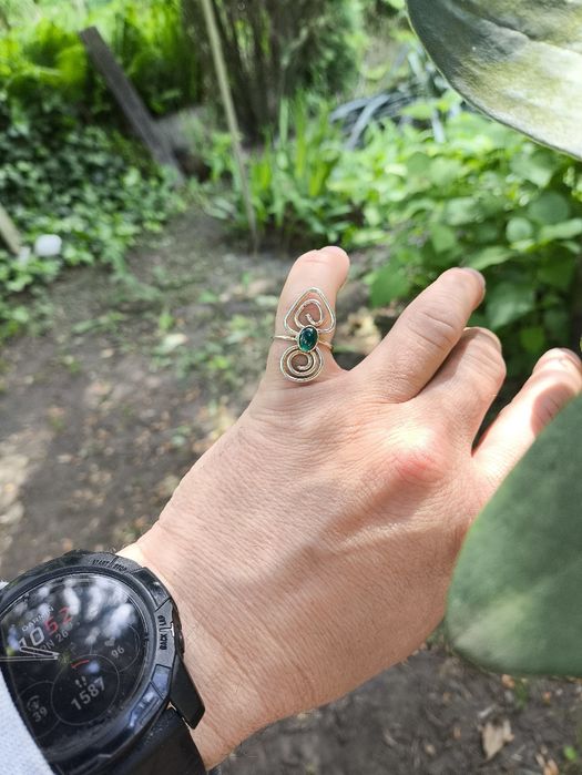 Srebrny artstyczny pierścionek z zielonym oczkiem . Vintage