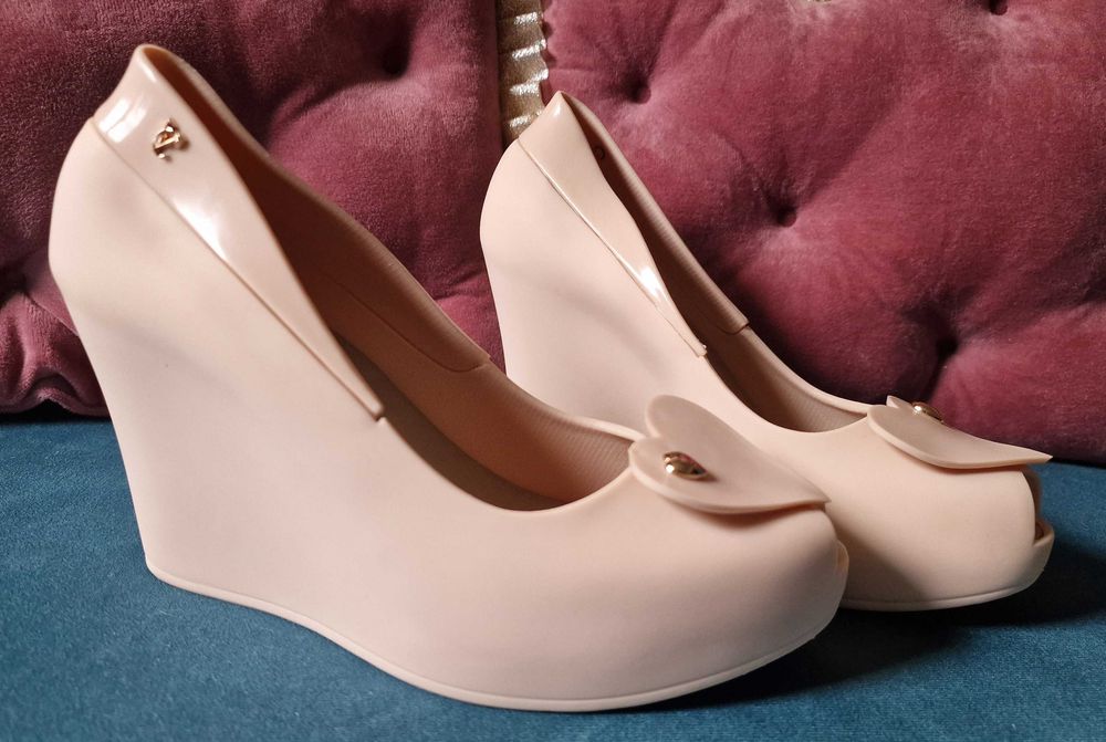 Gumowe beżowe buty na koturnie z sercem, pasują na rozmiar 38, nowe