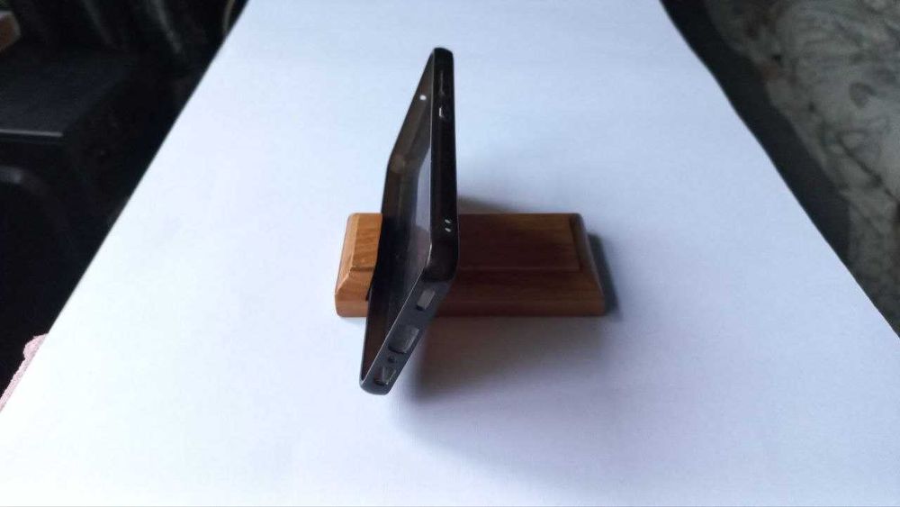 Підставка для телефона з дуба