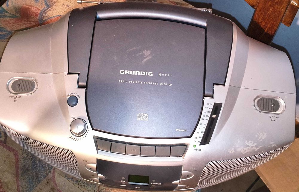 Radiomagnetofon z CD Grundig BEEZZ