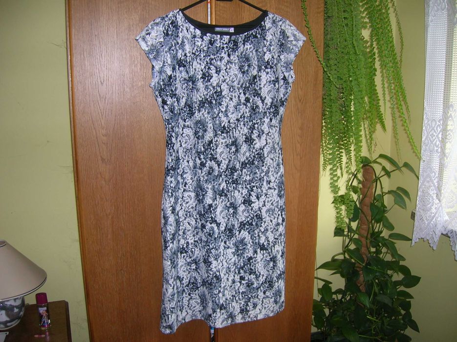 Sukienka koronkowa piękne podkreśla figurę  rozmiar - L.