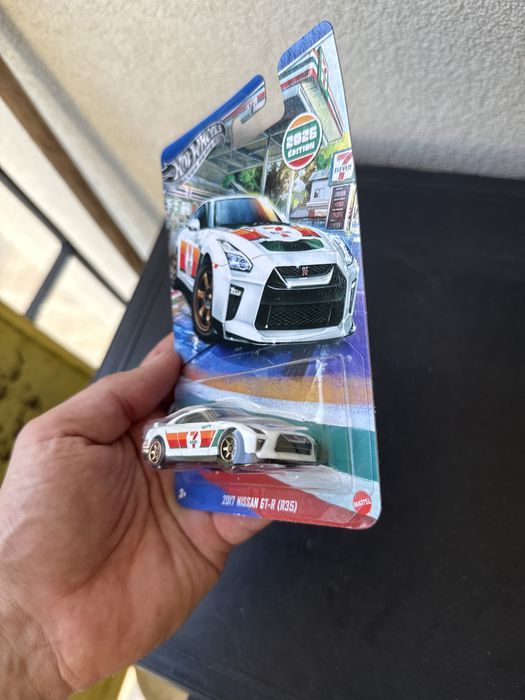 Hot Wheels Nissan GT-R 7-eleven silver series