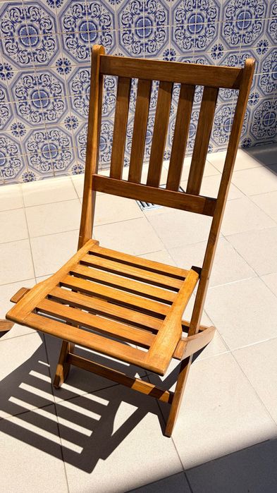 Mesa de Jardim e 4 cadeiras - Madeira